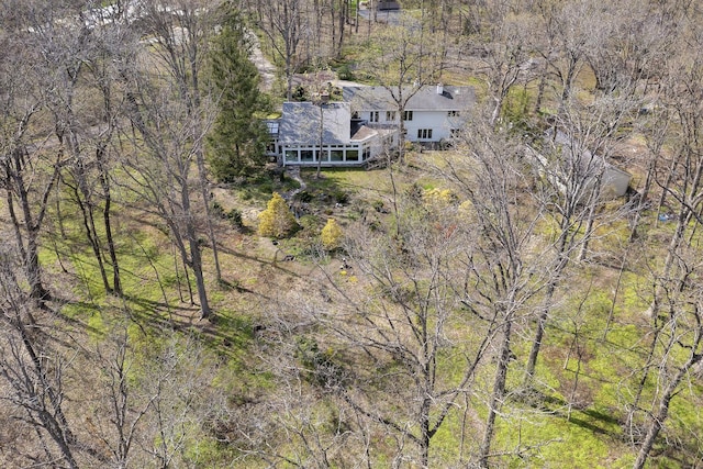 birds eye view of property featuring a forest view