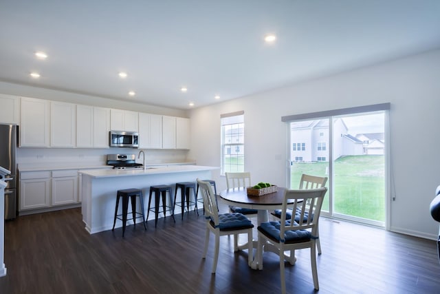dining space with dark wood-style floors and recessed lighting