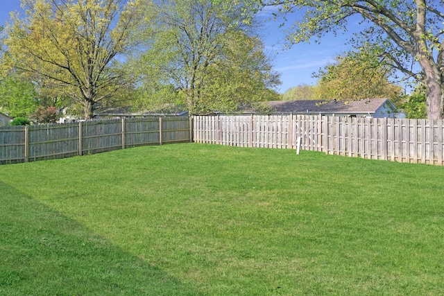414 Ridgecrest Dr, Washington, IL 61571 - view of yard with a fenced backyard