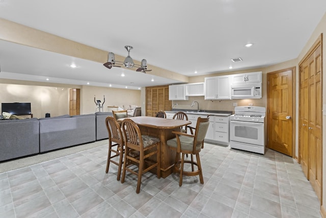 dining room with recessed lighting, visible vents, and a ceiling fan