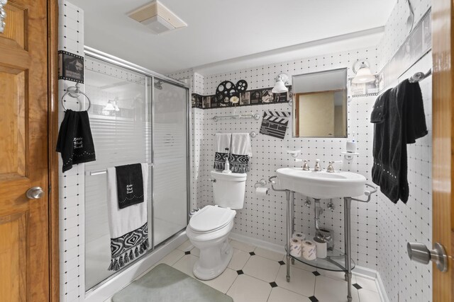 full bath featuring visible vents, toilet, and a stall shower