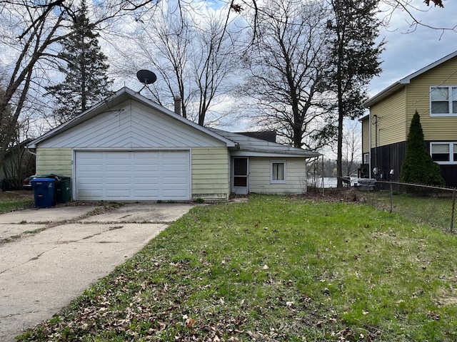 view of front of home with fence, a garage, and a front yard