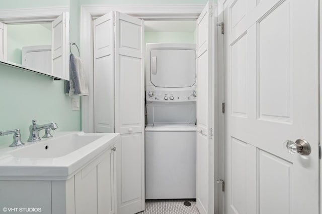 6133 N Hoyne Ave Unit 1, Chicago, IL 60659 - laundry area with laundry area, stacked washer / dryer, and a sink