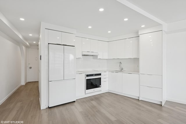 300 N State St Unit 3827, Chicago, IL 60654 - kitchen featuring modern cabinets, a sink, under cabinet range hood, and white appliances