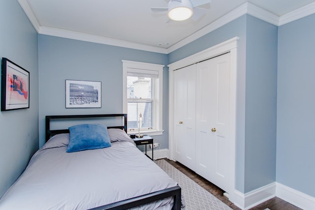 938 Edgemere Ct, Evanston, IL 60202 - bedroom featuring dark wood-style flooring, crown molding, a closet, baseboards, and ceiling fan
