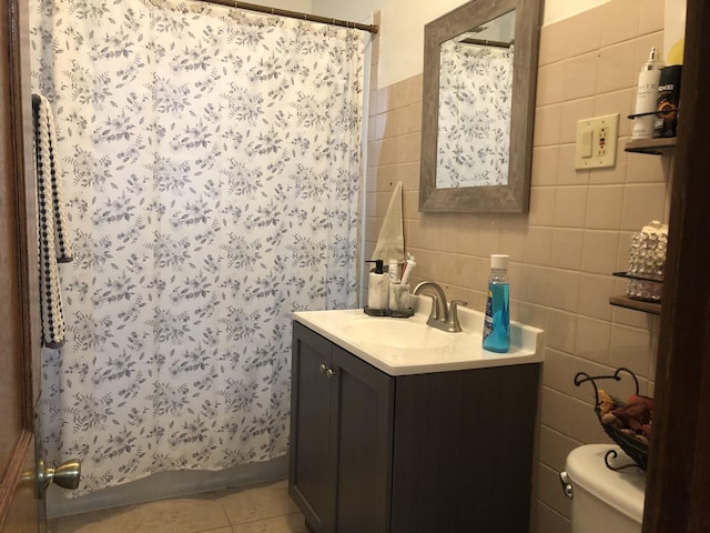 926 S Lathrop Ave, Forest Park, IL 60130 - bathroom featuring toilet, vanity, tile walls, and tile patterned floors