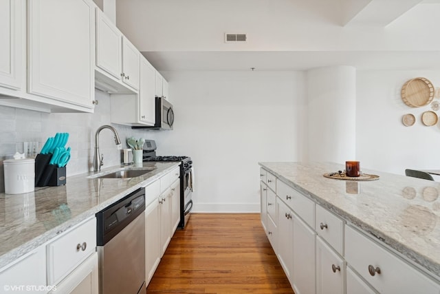 165 N Canal St Unit 906, Chicago, IL 60606 - kitchen with visible vents, baseboards, a sink, light wood-style flooring, and stainless steel appliances