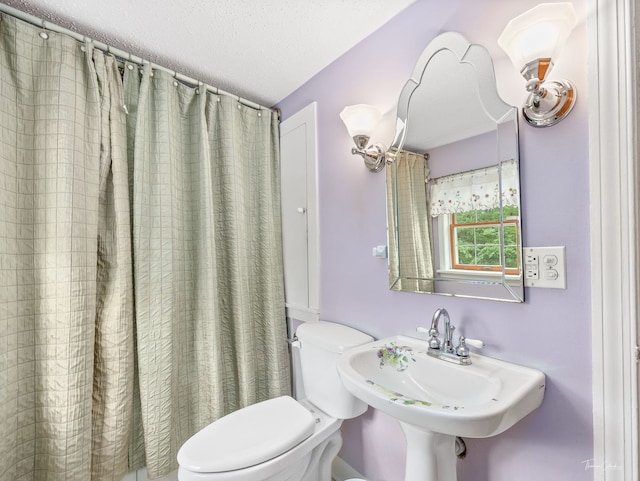331 E Joliet Hwy, New Lenox, IL 60451 - bathroom featuring toilet, a textured ceiling, curtained shower, and a sink