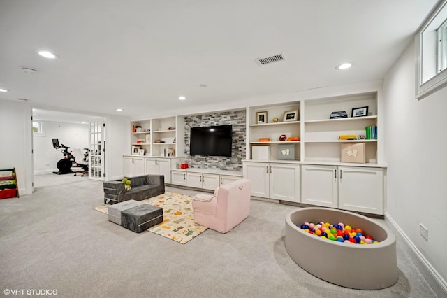living area featuring light carpet, baseboards, visible vents, and recessed lighting