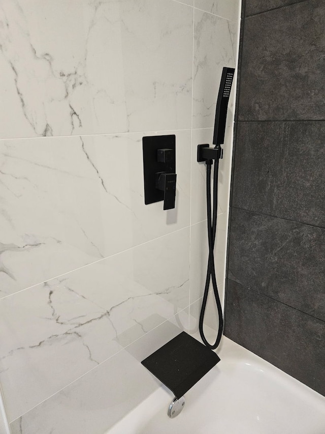 details featuring tiled shower