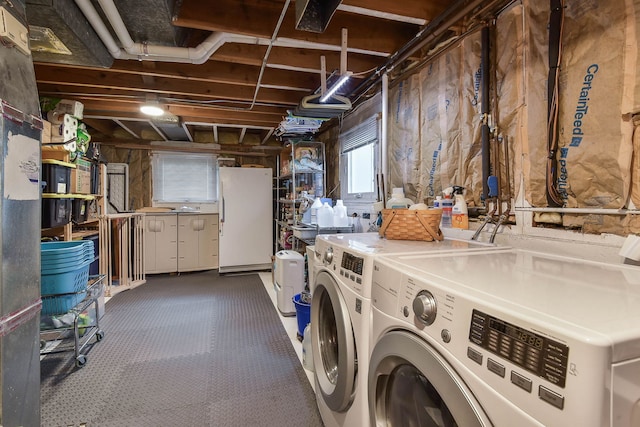 washroom featuring washer and clothes dryer