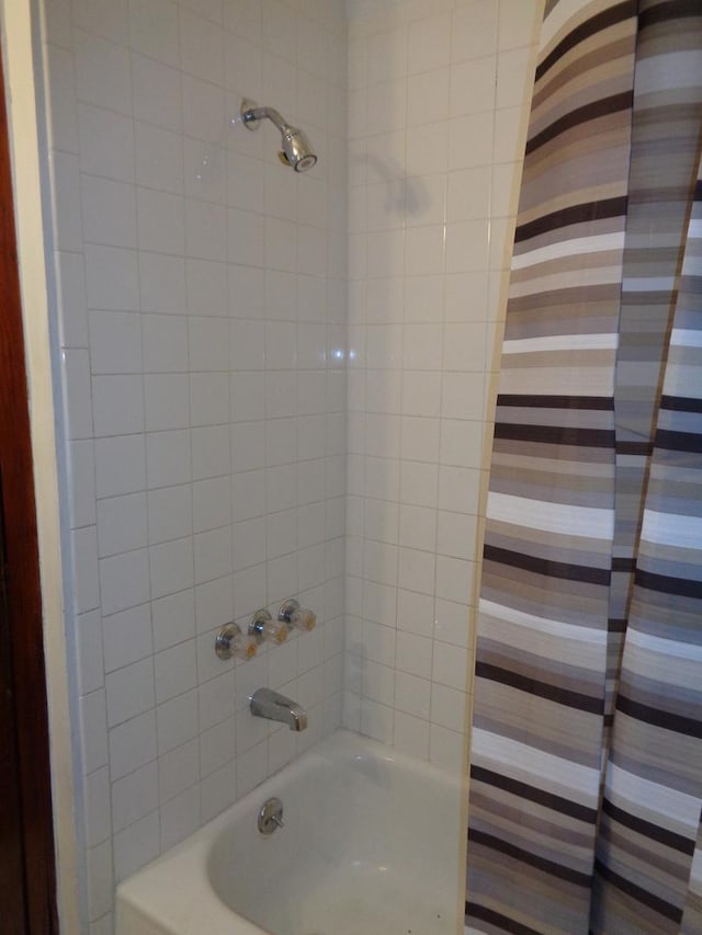 bathroom with shower / tub combo