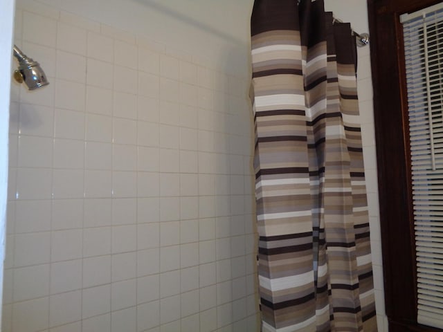 full bathroom featuring a shower with curtain