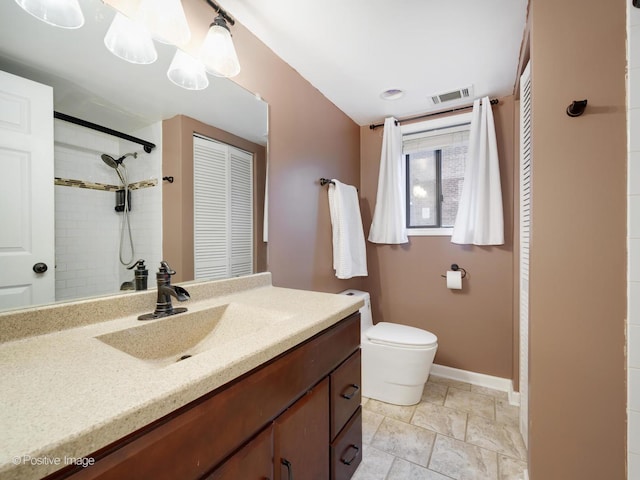 full bathroom with a tile shower, visible vents, toilet, vanity, and baseboards