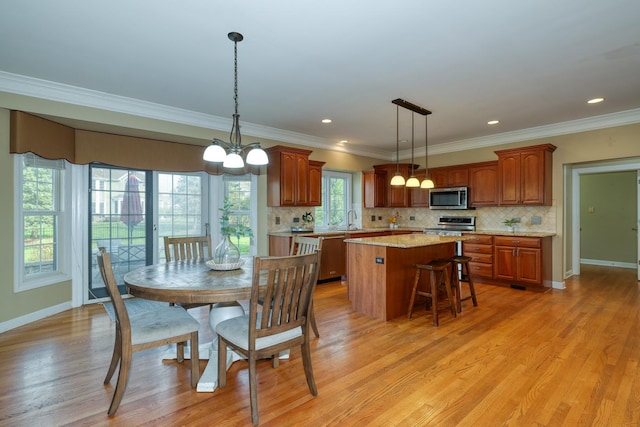 dining space featuring a chandelier, crown molding, light wood finished floors, baseboards, and recessed lighting