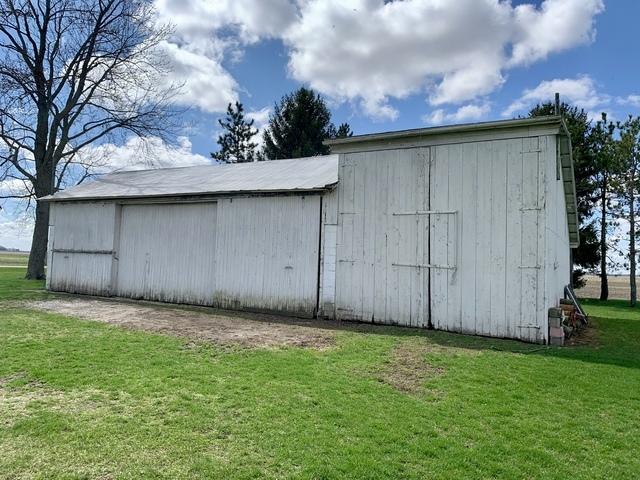 2700 E 600 N Rd, Milford, IL 60953 - view of pole building featuring dirt driveway and a lawn