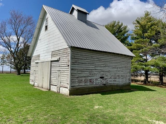 2700 E 600 N Rd, Milford, IL 60953 - view of side of home featuring a yard, an outdoor structure, metal roof, and a barn