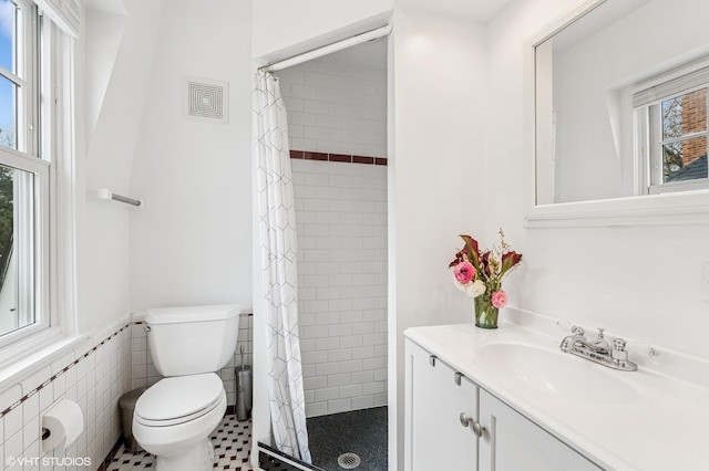 1404 Lincoln St, Evanston, IL 60201 - full bath featuring a shower stall, toilet, and vanity