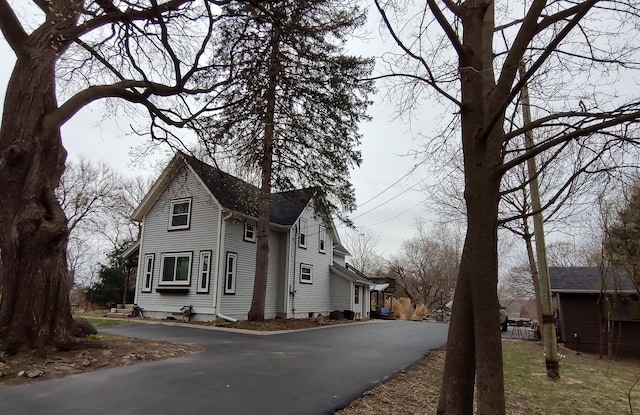 9582 Beaver Valley Rd, Belvidere, IL 61008 - view of property exterior featuring driveway