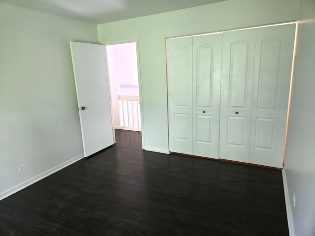 5116 Beechwood Ave, Gurnee, IL 60031 - unfurnished bedroom featuring baseboards, dark wood-style flooring, and a closet