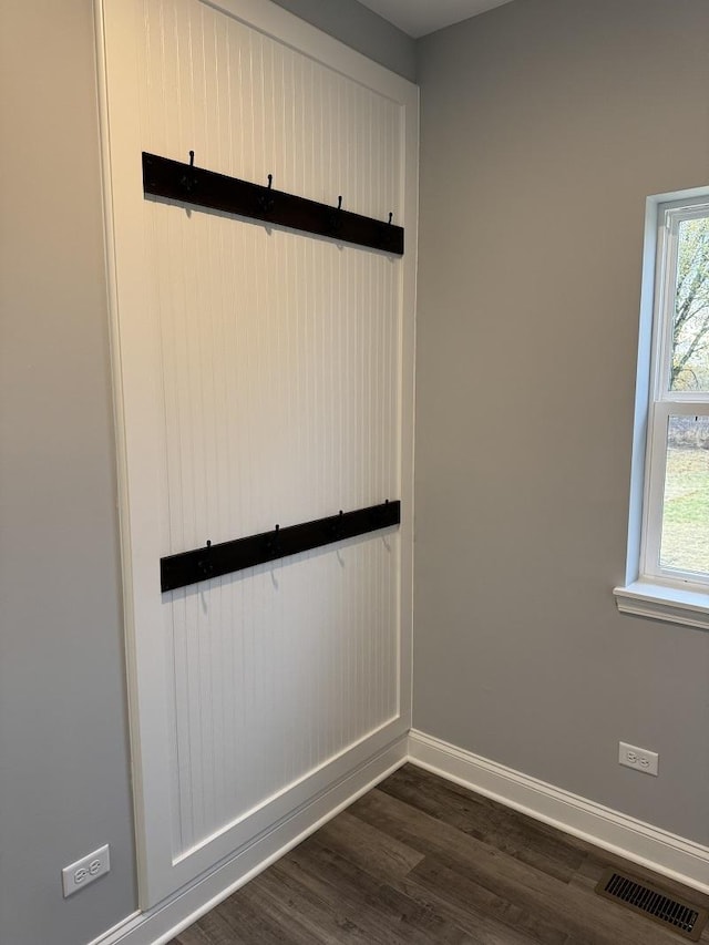room details with wood finished floors, visible vents, and baseboards