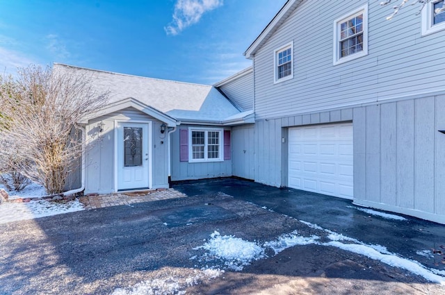 view of front facade featuring an attached garage and driveway