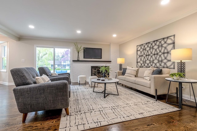 living area featuring baseboards, ornamental molding, wood finished floors, and recessed lighting