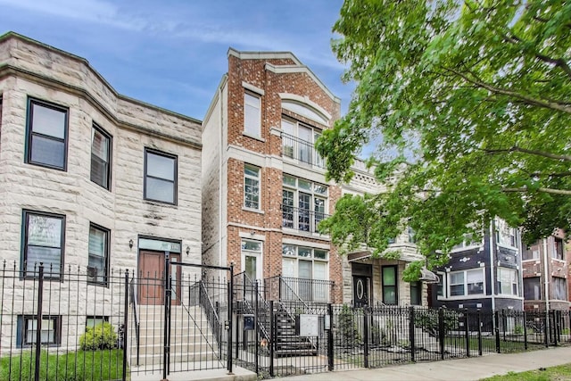 6527 S Drexel Ave, Chicago, IL 60637 - view of building exterior with a fenced front yard