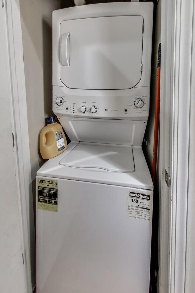 6527 S Drexel Ave, Chicago, IL 60637 - laundry area with stacked washer and clothes dryer