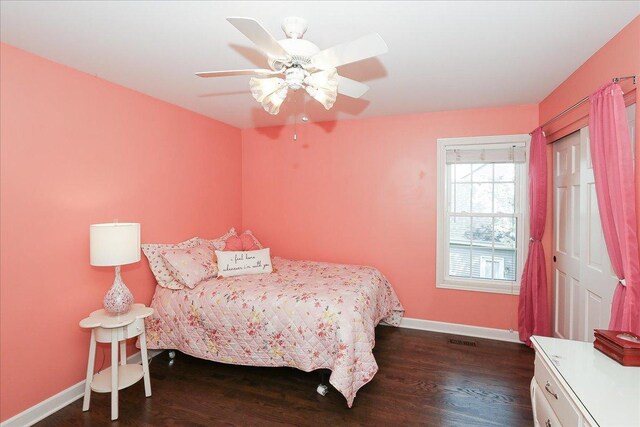 bedroom with baseboards, ceiling fan, dark wood-style floors, and visible vents