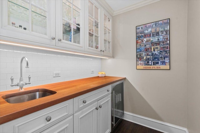 1300 Hackberry Ln, Winnetka, IL 60093 - indoor wet bar featuring ornamental molding, beverage cooler, decorative backsplash, baseboards, and dark wood-style floors