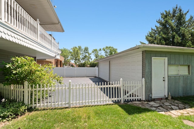 9201 175th St, Tinley Park, IL 60487 - view of yard featuring a detached garage