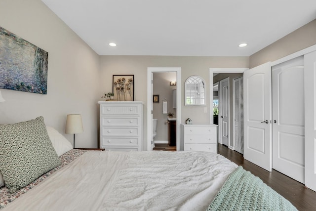 104 E Winchester Rd Unit E, Libertyville, IL 60048 - bedroom with dark wood-style flooring, connected bathroom, recessed lighting, a closet, and baseboards