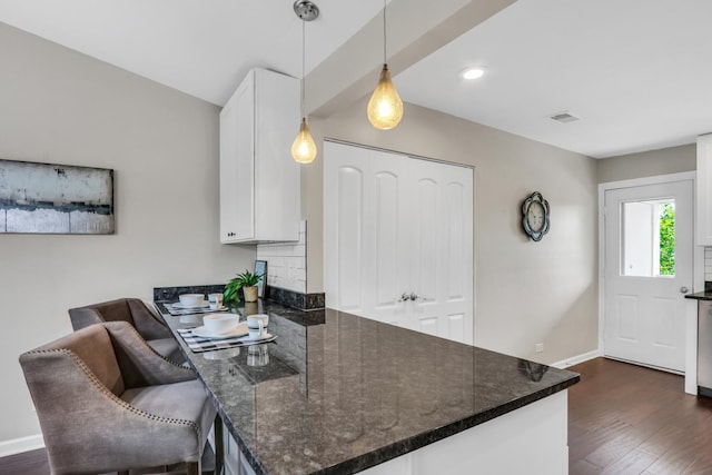 104 E Winchester Rd Unit E, Libertyville, IL 60048 - kitchen featuring a peninsula, white cabinets, dark wood-style floors, baseboards, and recessed lighting