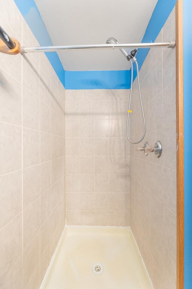 full bathroom featuring a tile shower