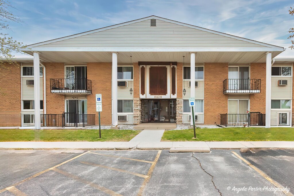 9209 Bumble Bee Dr Unit 2G, Des Plaines, IL 60016 - photo 1
