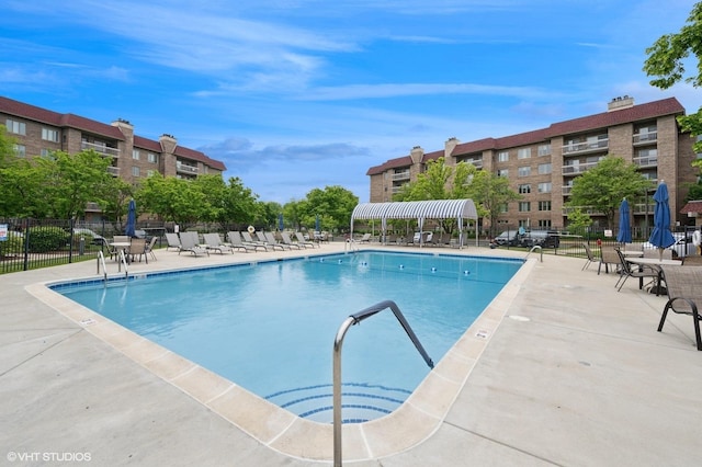 1250 Rudolph Rd Unit 5B, Northbrook, IL 60062 - community pool featuring a patio area