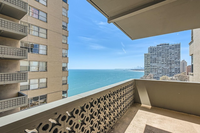 6301 N Sheridan Rd Unit 10F, Chicago, IL 60660 - balcony featuring a water view