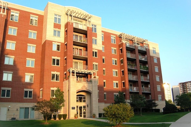 view of apartment building / complex