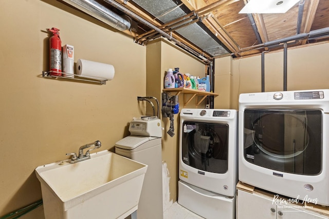 510 W 3rd St, Braidwood, IL 60408 - clothes washing area featuring a sink, laundry area, and washer and clothes dryer