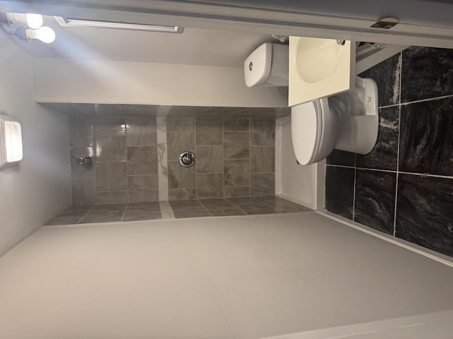 full bath featuring tiled shower