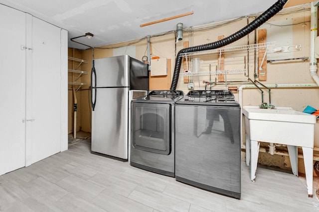 washroom with laundry area and washer and clothes dryer