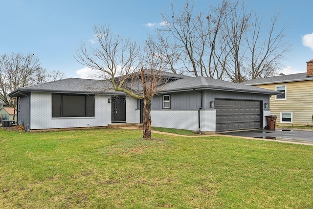 530 Thompson Ave, Winthrop Harbor, IL 60096 - prairie-style house with a front yard, aphalt driveway, brick siding, and a garage