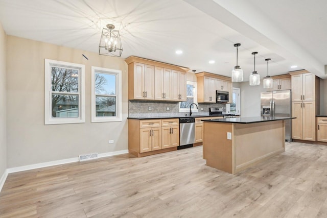 530 Thompson Ave, Winthrop Harbor, IL 60096 - kitchen featuring stainless steel appliances, decorative backsplash, visible vents, baseboards, and dark countertops