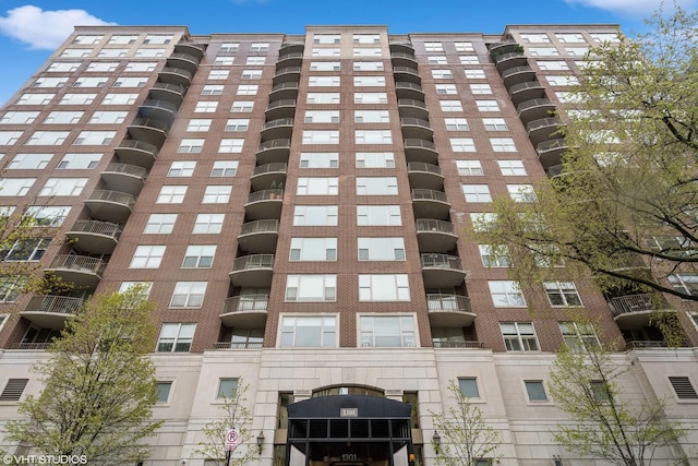 view of apartment building / complex