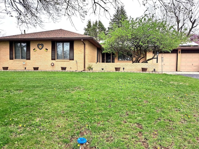 view of front of property featuring brick siding and a front yard