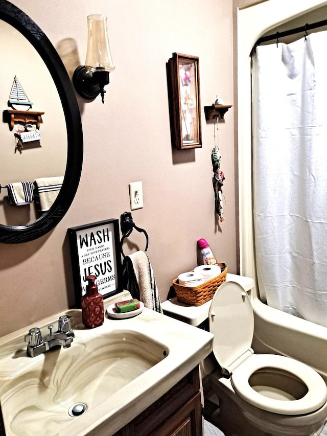 full bathroom with shower / tub combo with curtain, toilet, and vanity