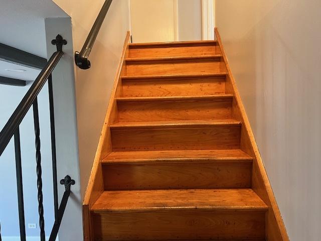330 Oakwood St, Park Forest, IL 60466 - view of stairs