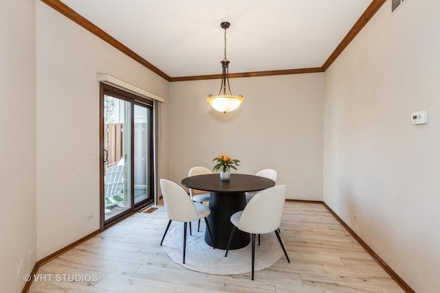 960 Heathrow Ln, Naperville, IL 60540 - dining room with light wood-style floors, crown molding, and baseboards