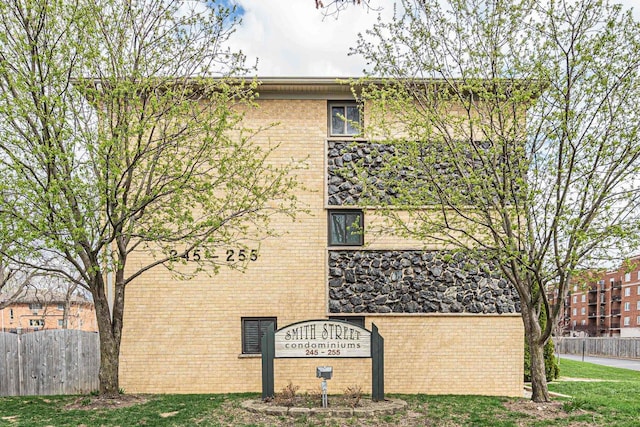245 N Smith St Unit 2W, Palatine, IL 60067 - view of property featuring fence